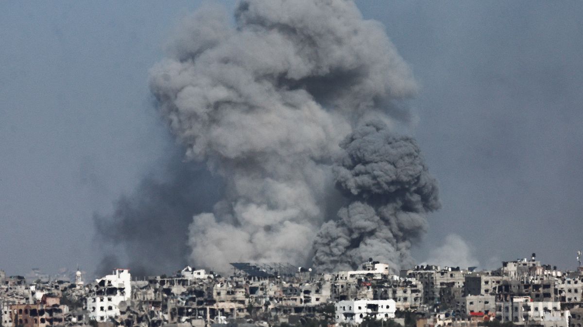 V Pásmu Gazy se dál bojuje, nad začátkem příměří zůstávají otazníky. Hizballáh se ke klidu zbraní nepřipojí